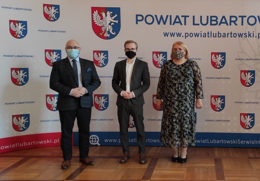 Piątek 23. kwietnia na terenie naszego powiatu z wizytą roboczą przebywał wiceminister Piotr Patkowski, podsekretarz stanu, Główny Rzecznik Dyscypliny Finansów Publicznych.  Spotkania odbyły się m.in. w Starostwie Powiatowym w Lubartowie, Urzędzie Gminy w Niedźwiadzie i Sernikach.  W trakcie spotkania ministra z władzami powiatu, starostą Ewą Zybałą i Jarosławem Budką, dyskutowano nad: kierunkami zmian w zakresie przyznawania środków z funduszu drogowego oraz inwestycji lokalnych, rozwiązaniami reformy systemu podatkowego, perspektywach zmian wysokości subwencji, dotacji oraz udziału samorządów w podatkach krajowych. Poruszono także kwestię sytuacji epidemiologicznej, towarzyszących jej ograniczeniom oraz odbiorze społecznym decyzji rządu. Na zakończenie podsekretarz stanu zobowiązał się do częstszych wizyt w powiecie lubartowskim.